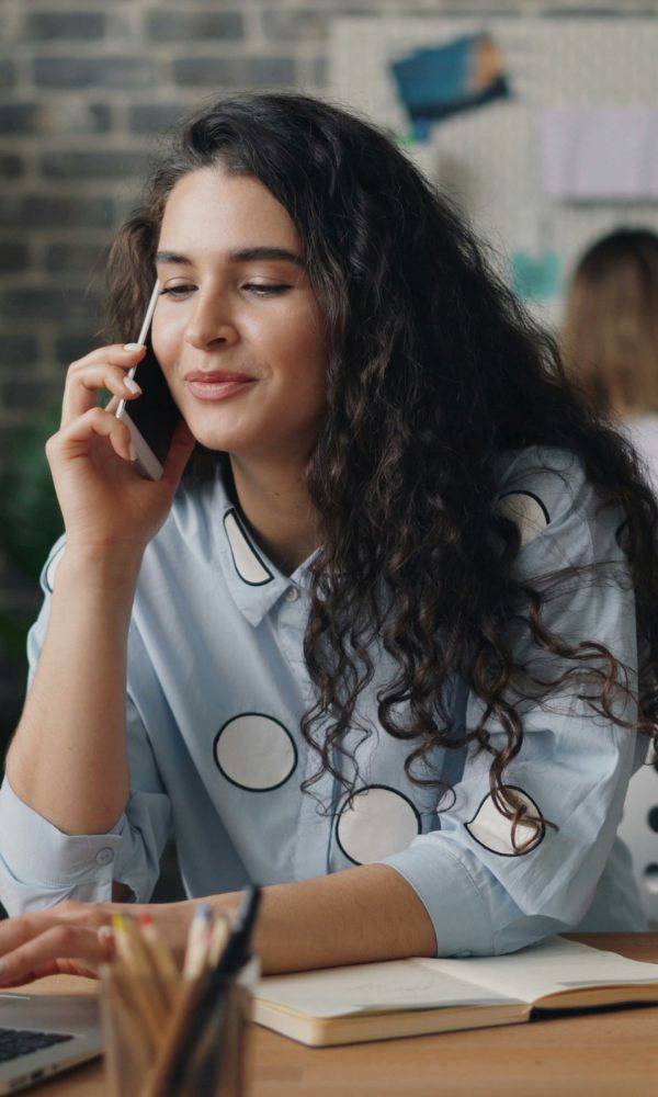 Femme au téléphone consultant des documents de travail