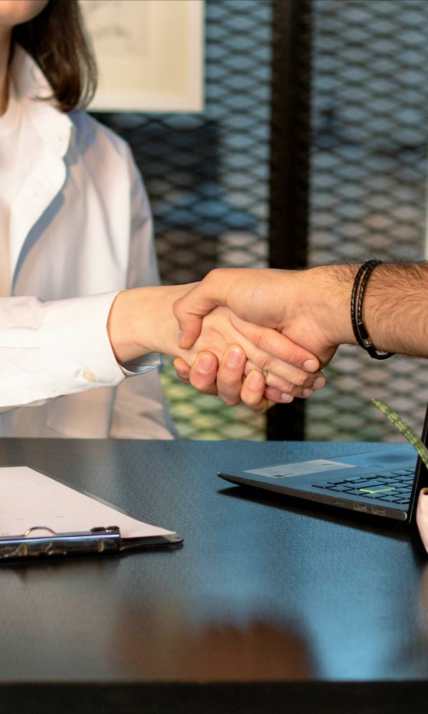 Poignée de main professionnelle lors d'un entretien de recrutement