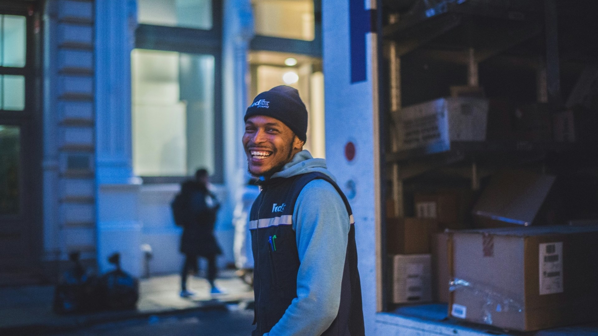 Travailleur intérimaire souriant en tenue professionnelle